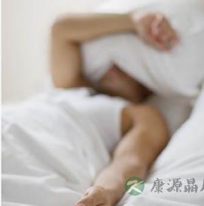 睡前玩手机有八大危害让你不得不防 睡前玩手机有八大危害让你不得不防