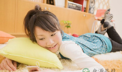 睡前玩手机有八大危害让你不得不防 睡前玩手机有八大危害让你不得不防