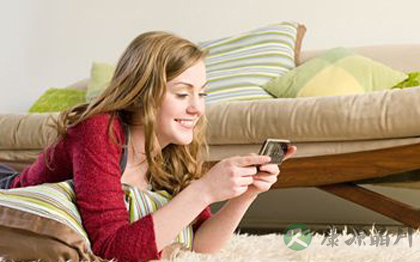 躺着玩手机　危害处处多