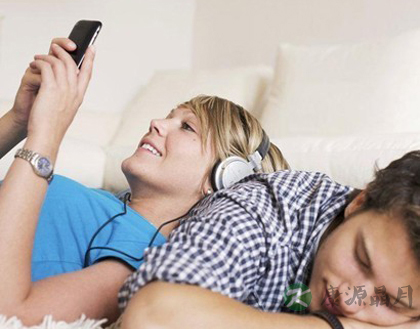 躺着玩手机　危害处处多