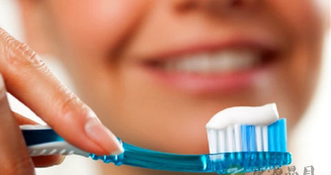 掌握刷牙的正确方法 避免错误地刷牙
