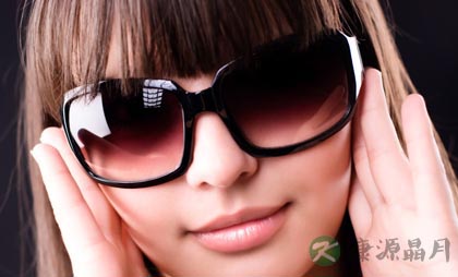 夏季选择太阳镜要注意颜色深浅 夏季选择太阳镜要注意颜色深浅