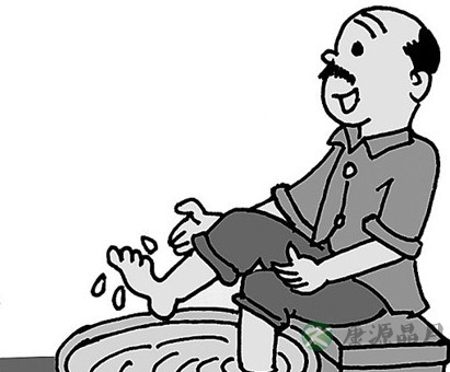老人更应该用热水泡脚 老人更应该用热水泡脚