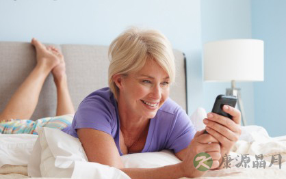 睡前玩手机有八大危害让你不得不防