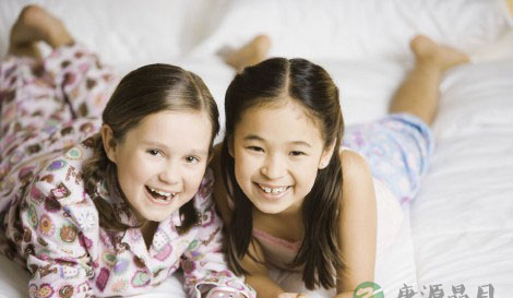 睡前玩手机有八大危害让你不得不防 睡前玩手机有八大危害让你不得不防