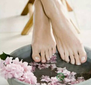 用茶叶泡脚有何养生作用？