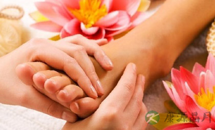 用盐水泡脚祛风邪