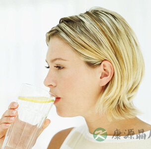 养生须知：早上一杯水怎么喝最健康