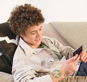 睡前摸黑玩手机可能患眼疾