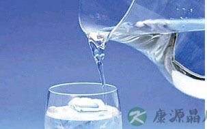 饭前喝起床后饮水可长寿