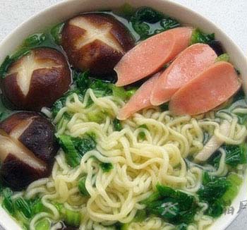 方便面+火腿肠=高血压？ 到底方便面怎么吃好