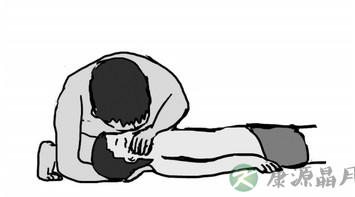 急救误区:老人摔倒急忙扶