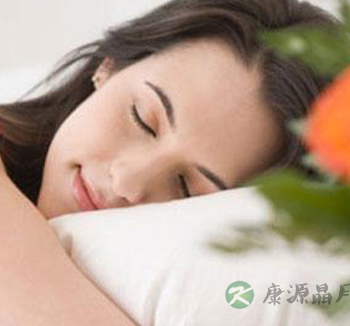 白领午休注意 趴在桌子午睡的八个坏处