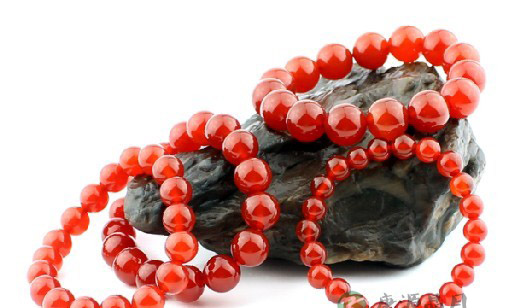 “人养玉三年 玉养人一生”玉石珠宝亦能养生 “人养玉三年 玉养人一生”玉石珠宝亦能养生