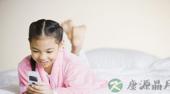 睡前摸黑玩手机可能患眼疾