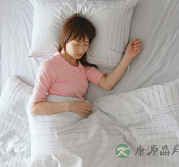 坐无坐姿 当心不良坐姿影响你胸部健康