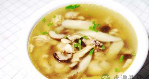 坐月子吃公鸡好还是母鸡好