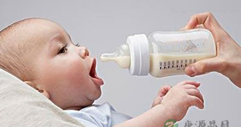 婴幼儿怎样更换奶粉_更换奶粉的正确方法