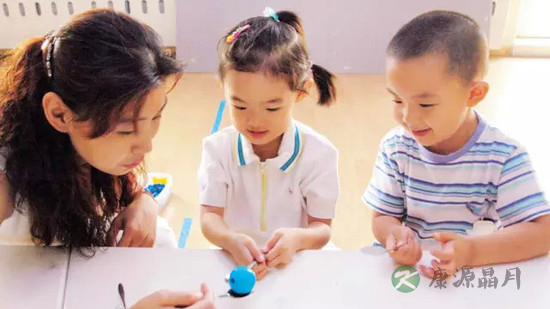 试试这几个勺子游戏 让孩子爱上用勺子吃饭