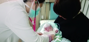 浙江一妈妈诞下“一斤宝宝” 顺利出院宝宝健康