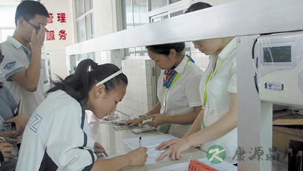 没“手表手机”不能入学 学校绑架消费明显