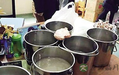 幼儿园给孩子端臭排骨汤 学生每月交1560元