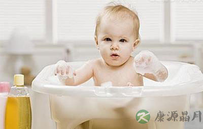夏天就要来了 给宝宝洗澡要注意