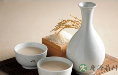 月子里需科学补水 只能喝米酒水的说法不靠谱！