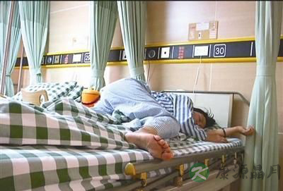 四年级男生暴打女老师 小心暴力教育遗传