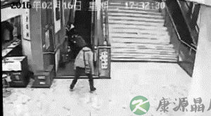 3岁男童扶梯上玩耍脸朝下摔倒 被夹断4根手指