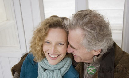 百岁老人情侣装 谈幸福秘诀