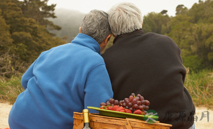 百岁老人情侣装 谈幸福秘诀
