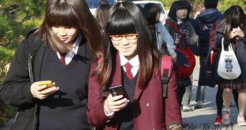 青少年沉溺手机的危害_手机对青少年的影响