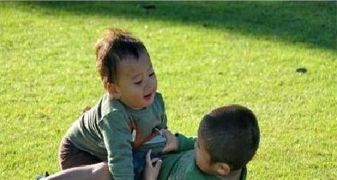 【孩子之间打闹怎么办】如何处理孩子之间打闹