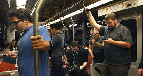 经常玩手机对人有哪些危害 经常玩手机对人有哪些危害