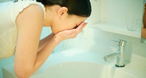 怎样给皮肤补水呢 怎样给皮肤补水呢