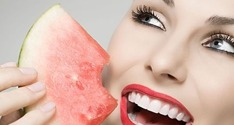 纹眉毛掉痂可以用手抠吗