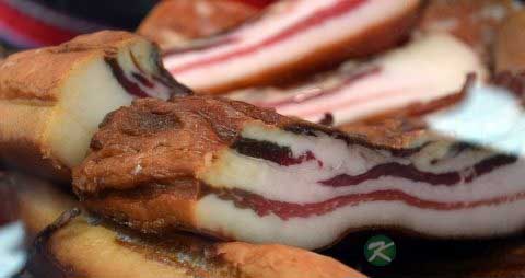 炒腊肉前要先煮熟么