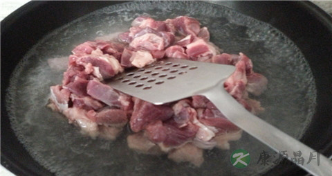 肉焯水后变硬是怎么回事