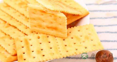 晚上吃苏打饼干会胖吗