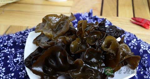 黑木耳越黑越好吗
