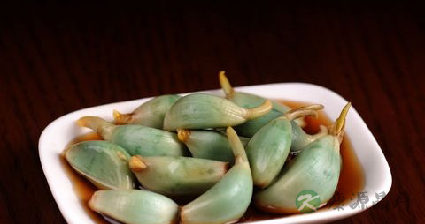 如何把腊八蒜腌的翠绿 如何把腊八蒜腌的翠绿