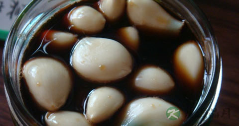腌腊八蒜用什么米醋 腌腊八蒜用什么米醋