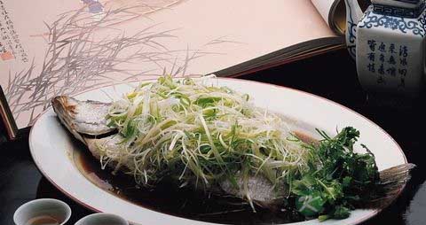 做清蒸鱼葱段和生姜片怎么放好