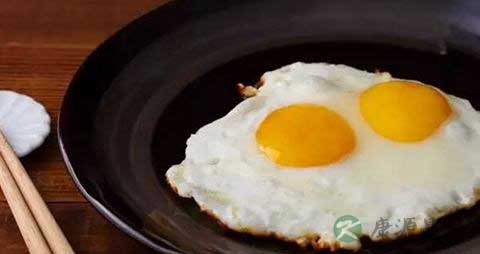 荷包蛋的蛋黄什么时候戳破