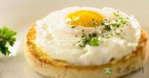 荷包蛋的蛋黄什么时候戳破