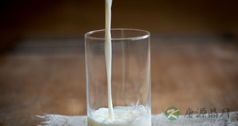 晚上喝什么牛奶好 晚上喝什么牛奶好