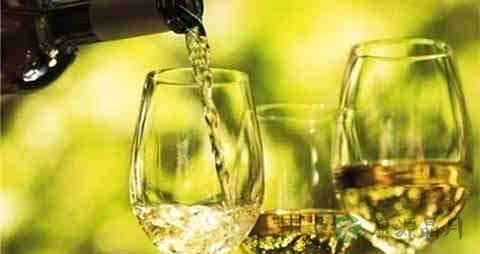 白葡萄酒的吃法_哪些人不能吃白葡萄酒 白葡萄酒的吃法_哪些人不能吃白葡萄酒