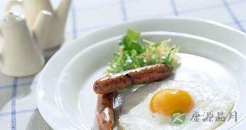 荷包蛋的蛋黄什么时候戳破