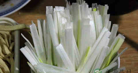 葱白的营养价值_吃葱白的好处 葱白的营养价值_吃葱白的好处
